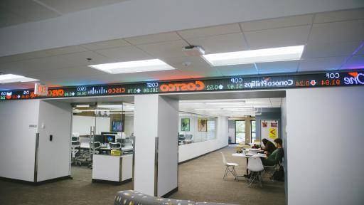 The stock ticker in 中北书院's School of Business and Entrepreneurship.